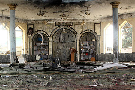 На фото последствия взрыва бомбы в мечети Кундуза. Фото Reuters