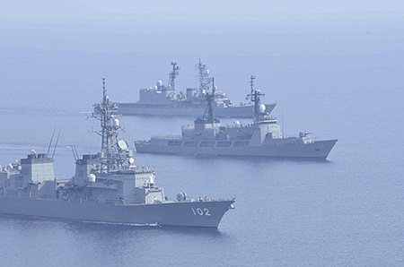 На фото совместные учения флотов Филиппин и Японии. Фото Reuters