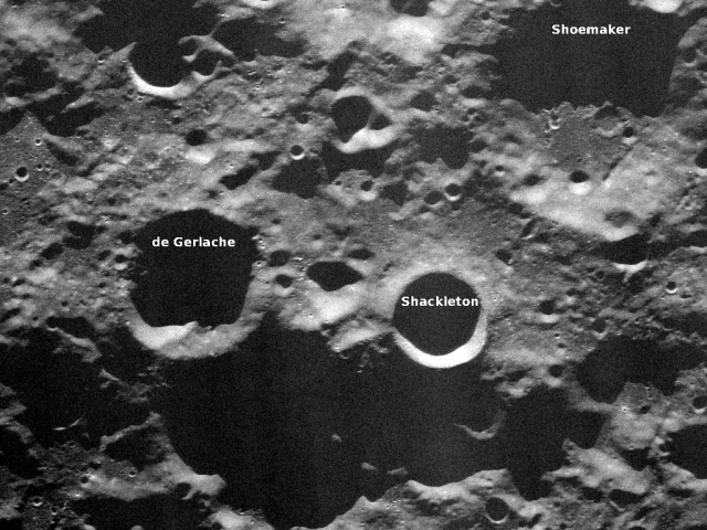 На фото виден солнечный свет, падающий на край кратера Шеклтона