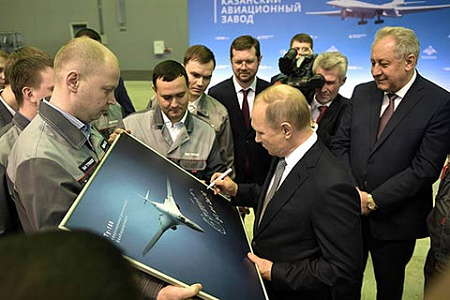 На фото визит Владимира Путина в январе 2018 года на Казанский авиационный завод. Фото сайта kremlin.ru