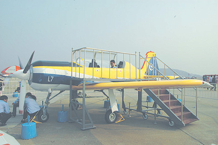 На основе разработок ОКБ им. Яковлева китайские специалисты сделали собственный учебный самолет L-7. Фото Владимира Карнозова