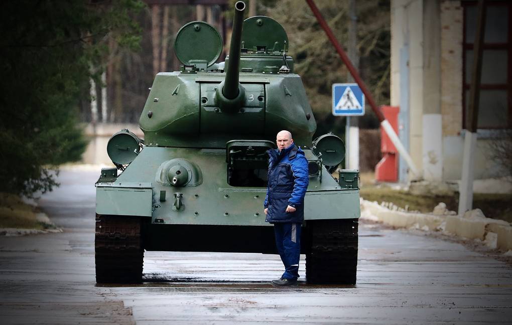 Человек танк. Т 34 85 С людьми. Т-34-85 чехословацкого производства. Танк т34 и человек. Т 34 И человек.