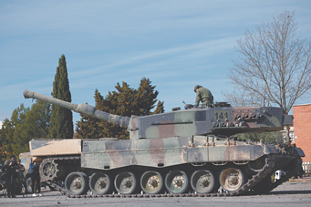 Националисты наносят на поставленные ВСУ немецкие танки Leopard символы, подобные тем, что использовались верхмахтом. Фото Reuters