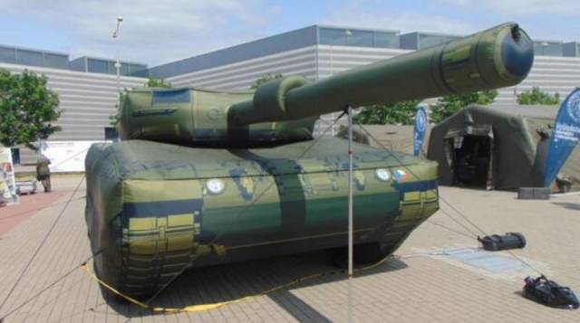 Надувной муляж танка "Леопард-2A4"