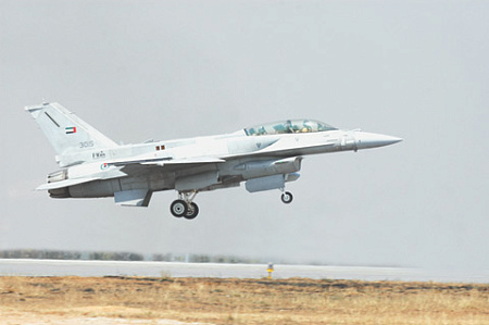 Наиболее продвинутым вариантом истребителя F-16 считается исполнение «IN» с двухместной кабиной и расширенной номенклатурой средств поражения. Фото Владимира Карнозова