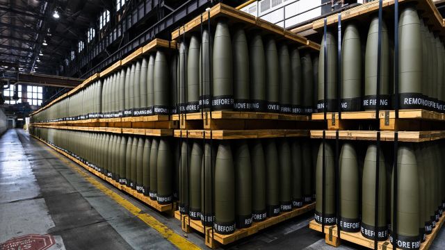 Наиболее востребованные украинской стороной 155-миллиметровые гаубичные снаряды M795 на заводе боеприпасов в Скрэнтоне, США
