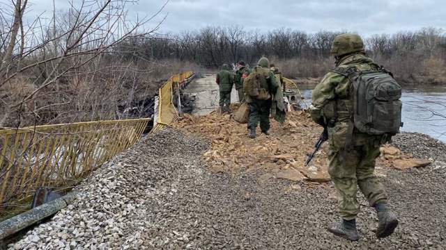 Народная милиция Луганской народной республики форсирует реку Северский Донец и занимает село Трехизбёнка