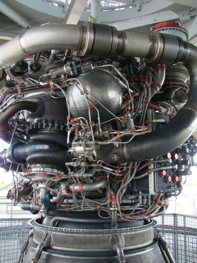 Наружный вид камеры сгорания двигателя RS-25 или SSME (Space Shuttle Main Engine, главный двигатель Спейс Шаттла). Видна насыщенность компоновки и многочисленность систем и подсистем, обеспечивающих работу двигателя. Управляемое сжигание водорода в кислор