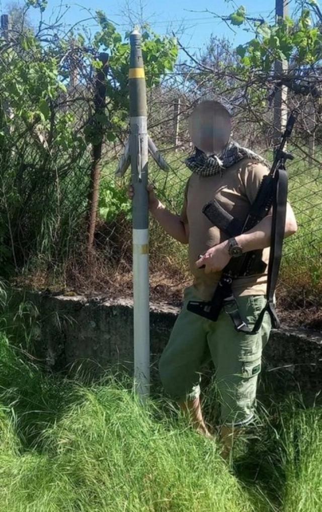 Нашим бойцам достался ценный трофей - ракета с комплексом APKWS из США ...