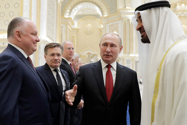 Наследный принц Абу-Даби Мухаммед Аль Нахайян, президент РФ Владимир Путин и генеральный директор АО "Рособоронэкспорт" Александр Михеев (справа налево)