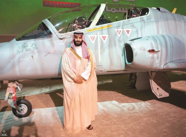 Наследный принц и министр обороны Саудовской Аравии Мухаммад бин Салман на церемонии выкатки на авиабазе имени короля Абдулазиза в Дахране в Восточной провинции первого собранного в Саудовской Аравии учебно-боевого самолета BAE Systems Hawk Mk 165 AJT, 01