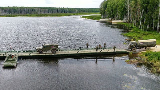 Наведение понтонно-мостовой переправы береговым и речным звеном парка ПМП на Международном военно-техническом форуме "Армия-2019"