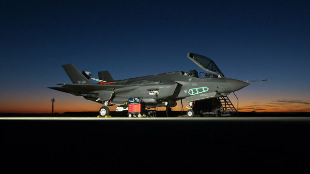 Наземный истребитель F-35A Lightning II, AF-4 во время испытаний, проведимых группой F-35 Integrated Test Force на базе ВВС Эдвардс, Кали