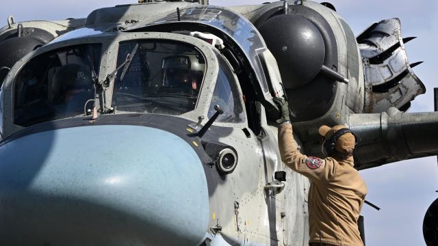 Наземный персонал встречает вертолет Ка-52 ВС РФ после боевого вылета в зоне проведения СВО