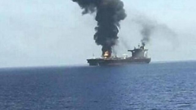 Нефтяной танкер, поврежденный при атаке в Красном море. Архивное фото