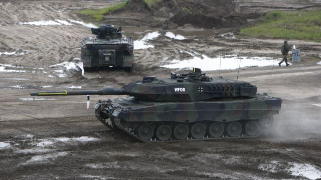 Немецкие танки Leopard 2 A6 на военном полигоне