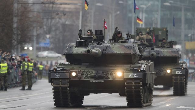 Немецкие военнослужащие на танках Leopard 2