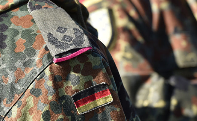 Немецкий флаг на форме подполковника во время военных учений в Германии