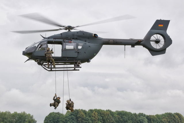 Немецкое командование сил специального назначения KSK (Kommando Spezialkrfte) использует в своих целях полтора десятка лёгких вертолётов "Эйрбас" H145M (https://www.airbus.com)