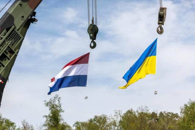 Флаги Нидерландов и Украины