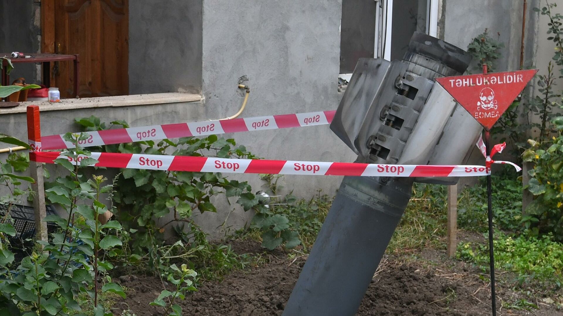 Неразорвашаяся ракета во дворе жилого дома в городе Гянджа - Галерея -  ВПК.name