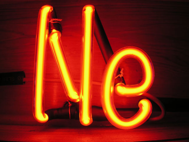Неоновая вывеска с символом химического элемента Неон