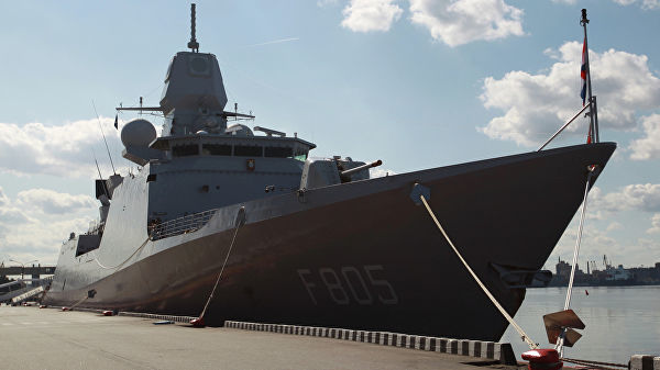 Нидерландский фрегат "Эвертсен" на международном военно-морском салоне в Санкт-Петербурге