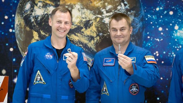 Ник Хейг (слева) и Алексей Овчинин (справа) демонстрируют "стартовые ключи" перед запуском "Союза МС-10"