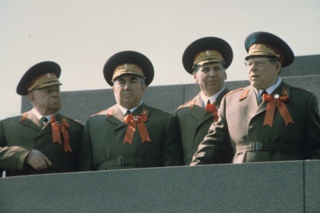 Николай Васильевич Огарков (второй справа)