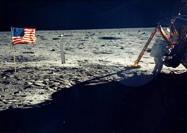 Нил Армстронг на поверхности Луны, 1969 год