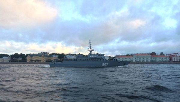 Ночная тренировка боевых кораблей и катеров ВМФ России принимающих участие в Главном Военно-Морском параде в Санкт-Петербурге