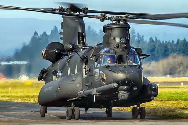 "Ночные сталкеры" 160-го авиационного полка специальных операций используют специальную модификацию проверенного тяжёлого "Боинг" MH-47G "Чинук" (https://theaviationist.com)