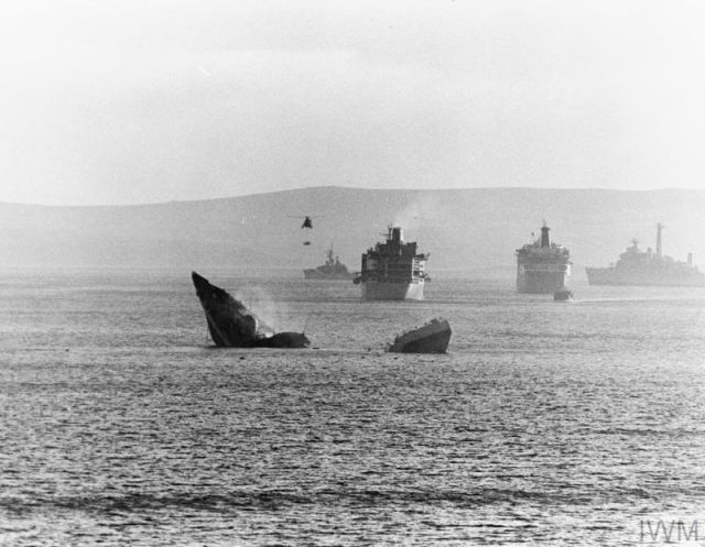 Нос и корма фрегата "Антилопа", торчащие из-под воды. 24 мая 1982 года. Этот снимок стал одной из знаковых фотографий Фолклендской войны. © IWM (FKD 192) (iwm.org.uk). На заглавной фотографии — взрыв на фрегате "Антилопа" (militaryimages.net)
