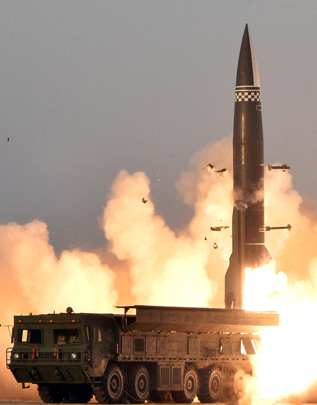 Новая баллистическая ракета малой дальности KN-23 во время запуска