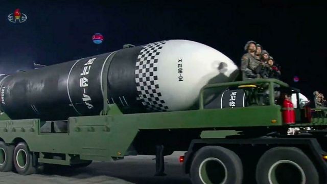 Новая баллистическая ракета "Пуккыксон 4-А" во время парада в Пхеньяне, КНДР. Стоп-кадр трансляции