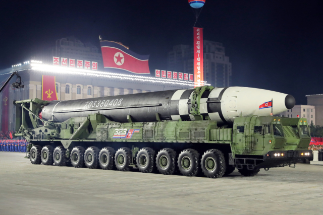 Новая северокорейская межконтинентальная баллистическая ракета Hwasong 17 ("Хвасон-17") на подвижном транспортере на 11-осном колесном шасси во время первой демонстрации (в макетном исполнении) на военном параде Пхеньяне в честь 75-летия Трудовой партии К