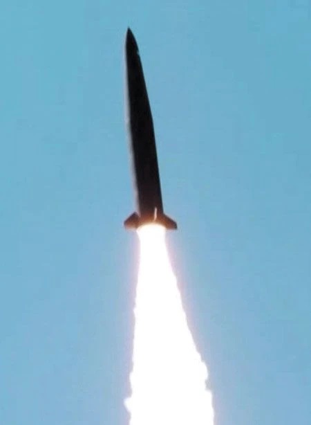 Новая южнокорейская баллистическая ракета Hyunmoo 5 в ходе пуска после сброса хвостового защитного обекателя и раскрытия управляющих поверхностей