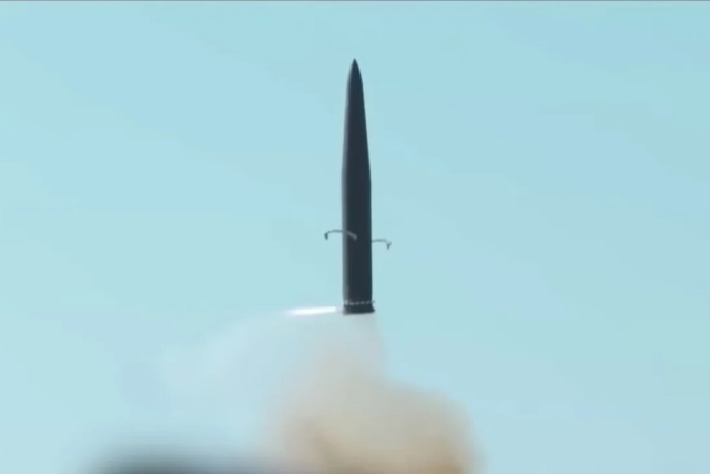 Новая южнокорейская баллистическая ракета Hyunmoo 5 в ходе пуска с применением технологии "холодного старта"