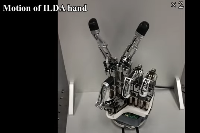 Новая "механическая рука" обладает точностью, позволяющей ей оперировать крошечными электронными компонентами при помощи пинцета