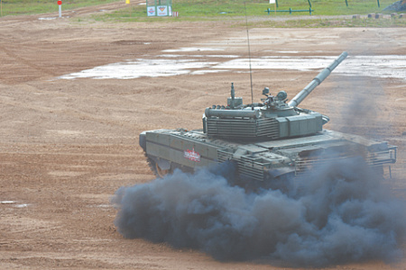 Новейший основой боевой танк Т-80БВМ впервые применен в боевой обстановке в ходе спецоперации по защите Донбасса. Фото Владимира Карнозова