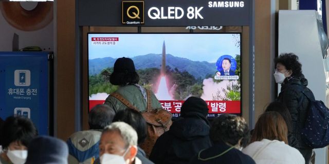 Новостной сюжет о северокорейских ракетных испытаниях в Сеуле, 2 ноября 2022 года