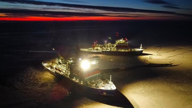 Новые атомные ледоколы "Сибирь" и "Урал" проекта 22220 (ЛК-60Я) в Енисейском заливе, январь 2023 года