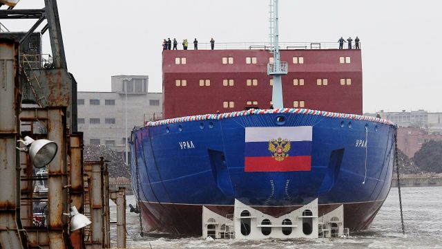Новый атомный ледокол класса ЛК-60Я (проект 22220) "Урал" во время церемонии спуска на воду в Санкт-Петербурге. 25 мая 2019