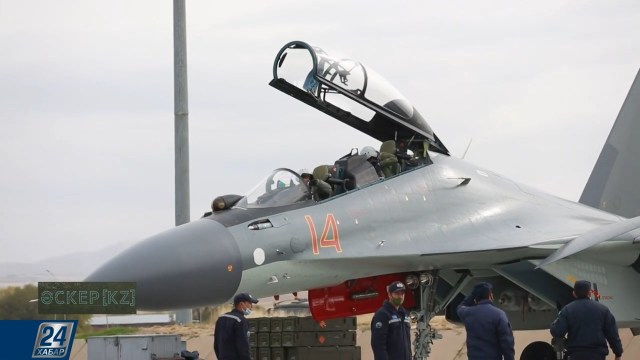 Новый истребитель Су-30СМ (бортовой номер "14 красный") из состава 604-й авиационной базы Сил воздушной обороны Казахстана. Талды-Курган, 08.10.2020