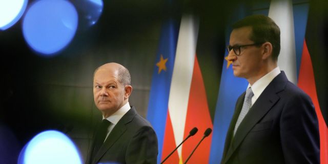 Новый канцлер Германии Олаф Шольц и премьер-министр Польши Матеуш Моравецкий в Варшаве, Польша