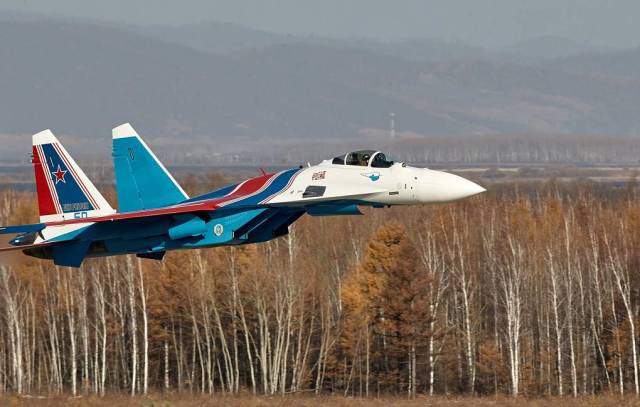 Новый самолет Су-35 пилотажной группы "Русские витязи"