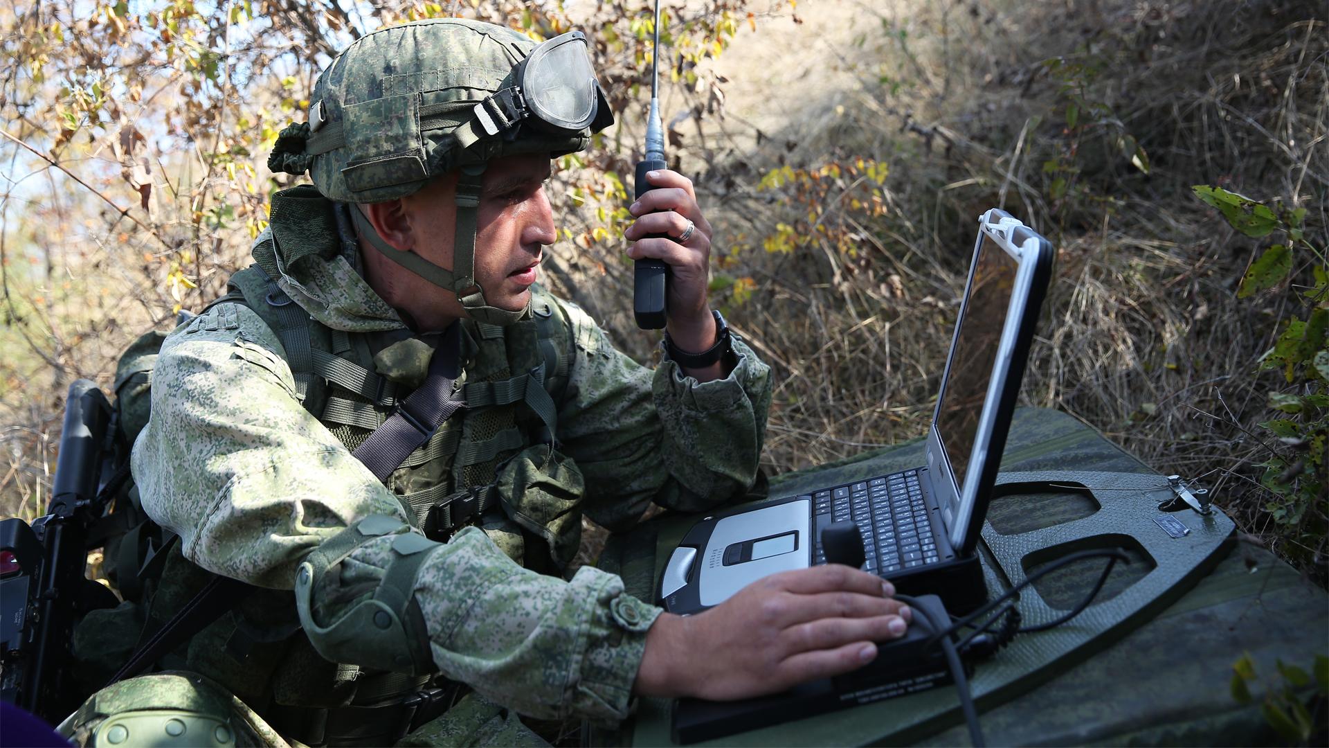 Связист картинка. Военный Связист. Военная рация. Современные Связисты. Связист Российской армии.