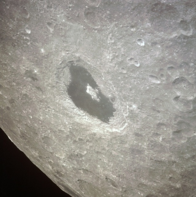 Обратная сторона Луны в иллюминаторе космического корабля Apollo 13, 14 апреля 1970 года; тёмное пятно — кратер Циолковский (Tsiolkovskiy)