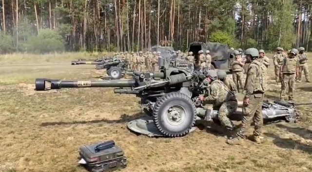Обучение американскими инструкторами украинских военнослужащих стрельбе из 105-мм буксируемых гаубиц М119А3 армии США на территории Германии, август 2022 года