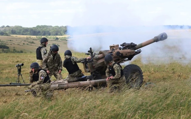 Обучение британскими инструкторами военнослужащих украинской армии стрельбе из британской 105-мм легкой буксируемой пушки L119 на полигоне в Солсбери, июнь 2022 года